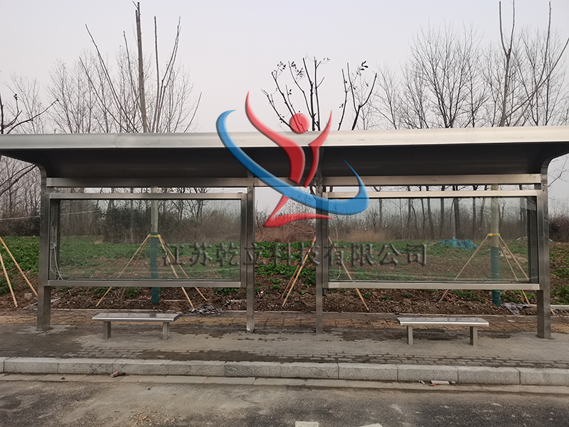 不銹鋼候車亭材質(zhì)耐腐蝕，使用壽命長(zhǎng)